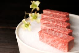 毎日仕入れる高品質で本物の食材を取り扱うため、料理人として本質的な調理技術や知識が磨かれます。