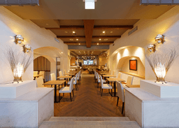 ビジネス・観光客を迎えるホテルの厨房で、朝食・宴会を支える丁寧な仕事。