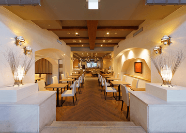 ビジネス・観光客を迎えるホテルの厨房で、朝食・宴会を支える丁寧な仕事。