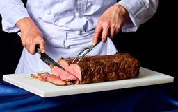 ビジネス・観光客を迎えるホテルの厨房で、朝食・宴会を支える丁寧な仕事。