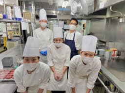 提供しているのは、日本料理から始まり、少しずつ洋へと変わっていく当施設オリジナルのコース料理です