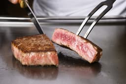 名店や一流ホテル出身のシェフが在籍しており、最高峰の鉄板調理技術を基礎から直接学ぶことができます。