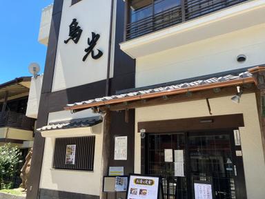 130年受け継がれる“焼き”の技術。炭火と真剣に向き合う焼き手の姿。