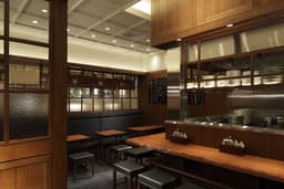 １店舗あたり社員２〜４名の体制へ増員を進めており、業務を分担しながら無理なく店舗運営を学べる。