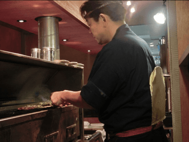 炭火に向き合い、火入れと味付けの技術をじっくり磨けます。