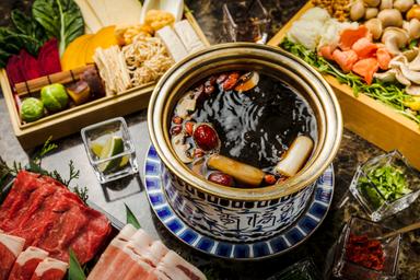 表参道・六本木の上質空間で、落ち着いた接客を。きのこ鍋専門店でホール募集