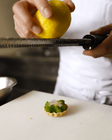 素材に“ひと手間”を――ミシュランの感性が息づく一皿を生み出す現場