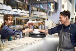 キッチンとホールが連携するオープンな空間。チームワークでつくる一皿。