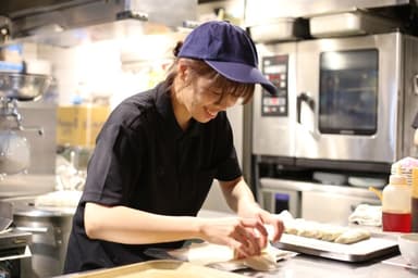 未経験から始められる調理スタッフ募集！多彩な料理に触れながら、一歩ずつ成長できます。