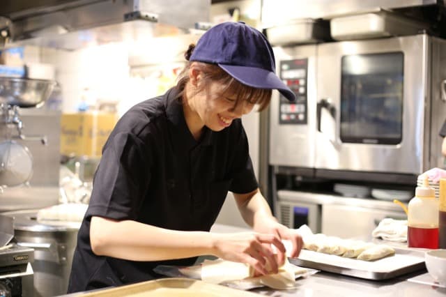 未経験から料理の世界へ！和・洋・中、多彩な料理に触れメニューのアイデアも発信◆月9日休み＆残業代全額支給◆100周年・100店舗へ！
