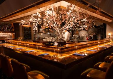 【南風楼】温かい灯りが映えるカウンター。ライブ感ある空間でおもてなし