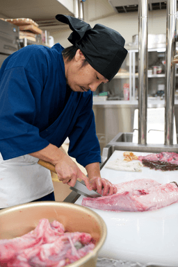 全8室の小さな宿で、1日最大8組・約20食に丁寧に向き合えます。