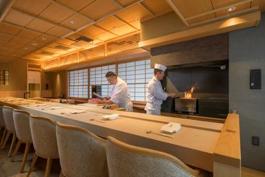 研ぎ澄まされた技が光る職人の所作。緊張感と静寂の瞬間。