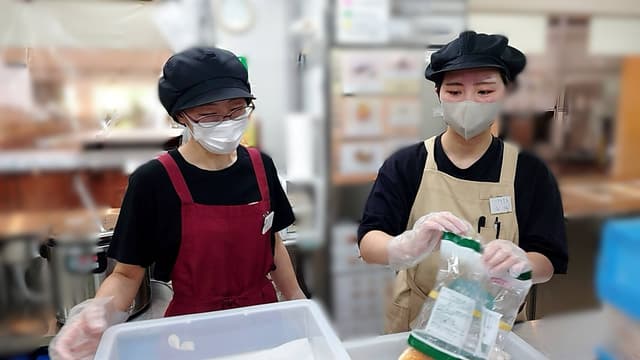 【京王グループの安心感】月給24万〜30万円＋残業手当全額支給！高尾の自然に囲まれたカフェテリアで調理スタッフ募集★完全週休2日制／平均勤続16年の働きやすさ