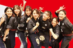 お客様とスタッフの笑顔が溢れる店内。毎日がお祭りのような活気です。