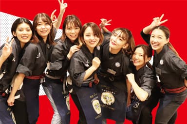 お客様とスタッフの笑顔が溢れる店内。毎日がお祭りのような活気です。