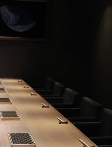 職人の技を間近で見られるカウンター。ここがあなたの成長のステージです。