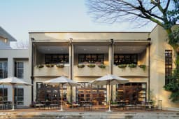 東京大学キャンパス内のフレンチレストラン。料理だけでなく、心地よいサービスで特別な時間を演出します。