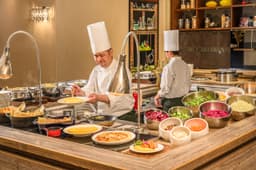 京都・大阪のホテル内レストランなど多彩な店舗が活躍の舞台。西洋料理を中心に幅広い調理技術を学べます。