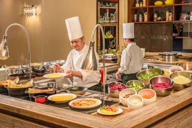 京都・大阪のホテル内レストランなど多彩な店舗が活躍の舞台。西洋料理を中心に幅広い調理技術を学べます。