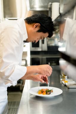 京都大学百周年時計台記念館内の本格フレンチ『ラ・トゥール』。料理人としてさらに腕を磨けます。