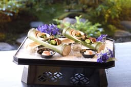 安政三年創業の老舗で、160年以上続く伝統的な茶懐石や京料理の高度な技術をじっくり習得できます。