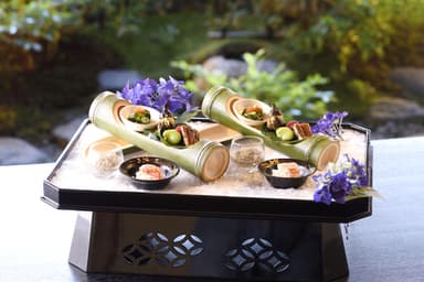 安政三年創業の老舗で、160年以上続く伝統的な茶懐石や京料理の高度な技術をじっくり習得できます。