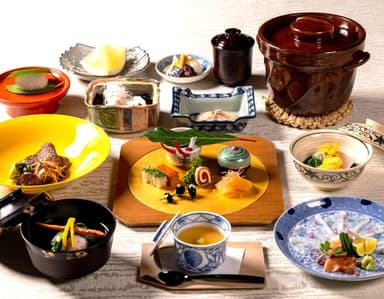 安政3年創業の老舗で、本格的な茶懐石や京料理の高度な技術を一から学び、一流の料理人を目指せます。