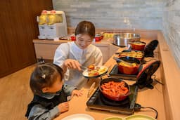 子育て世代がターゲットの熱海のホテルがホールスタッフを募集。部門の垣根がなく風通しのいい職場です。