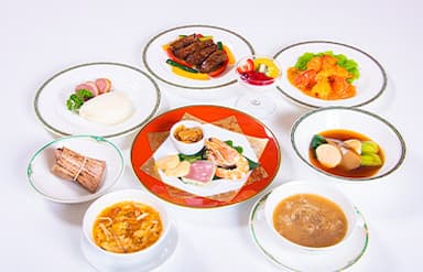 「中国料理 桃鹿楼 」。平日は会社員のご利用も多く、落ち着いた雰囲気が好評です。
