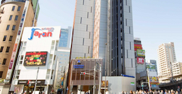 JR五反田駅前に立地。海外からのゲストも多く、ビジネスからレジャーまで幅広くご利用いただいています。