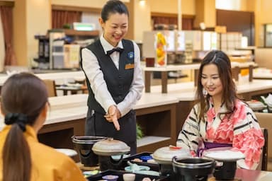 草津市内の温泉と料理が高評価のホテルでホールスタッフとしてご活躍ください。