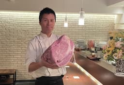 オープンキッチンカウンターで、お客様と会話をしたり、お客様の笑顔に触れられます。