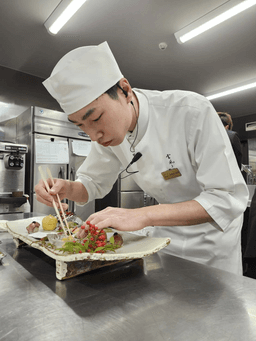 15室・最大43名規模の高級旅館で、味覚と視覚を重視した質の高い創作会席料理の調理技術が身につく