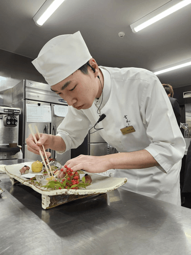 15室・最大43名規模の高級旅館で、味覚と視覚を重視した質の高い創作会席料理の調理技術が身につく