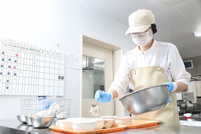 【年間休日115日／福利厚生充実】安定×成長を叶える給食会社で働きませんか？あなたの調理経験が患者さまの健康を支えます！ブランクOK・主婦（夫）活躍中♪