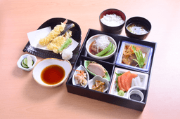 『伏見食堂 花づかし』で副料理長を募集。調理経験や店長経験を活かせます。