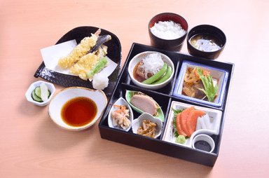 『伏見食堂 花づかし』で副料理長を募集。調理経験や店長経験を活かせます。