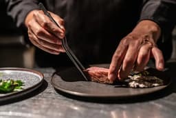 クリエイティブなチームの一員として、お客様の人生に寄り添う一皿を届けませんか。