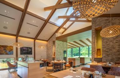 【新館には温泉ビューバス付き客室】四季折々の自然を望む癒やしの空間で、非日常のおもてなしを演出。