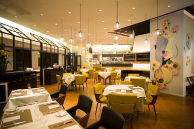 店内では、あたたかみのある「ホスピタリティ」と「コミュニケーション」で、お客様をお出迎え。
