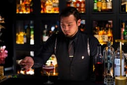 一杯をつくる技術も、魅せ方も。ホテルバーでバーテンダーとしての感性を磨けます。