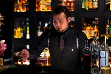 一杯をつくる技術も、魅せ方も。ホテルバーでバーテンダーとしての感性を磨けます。