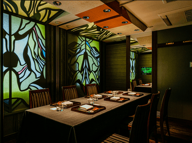 完全予約制の落ち着いた空間。一組一組のお客様と丁寧に向き合える環境です。