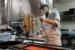 研修を通して段階的に技術を習得。未経験からでも、うなぎ調理の基礎を身につけられます。