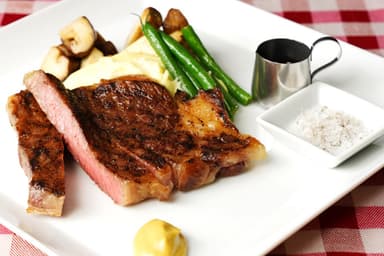 洋食レストランで調理・仕込みからスタートし、将来的にはメニュー開発やスタッフ育成まで幅広く挑戦を。