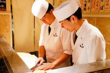 寿司職人が目の前で握る"握りたてのお寿司”！"魚と米”にこだわった店舗を展開しています