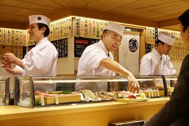 寿司職人が目の前での握りたてのお寿司”！"魚と米”にこだわった店舗を展開しています