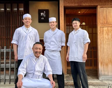 包丁の握り方から丁寧に学び、未経験から本格的な日本料理人を目指せる環境です