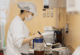 子どもたちの給食をつくってくださる調理員を募集します。